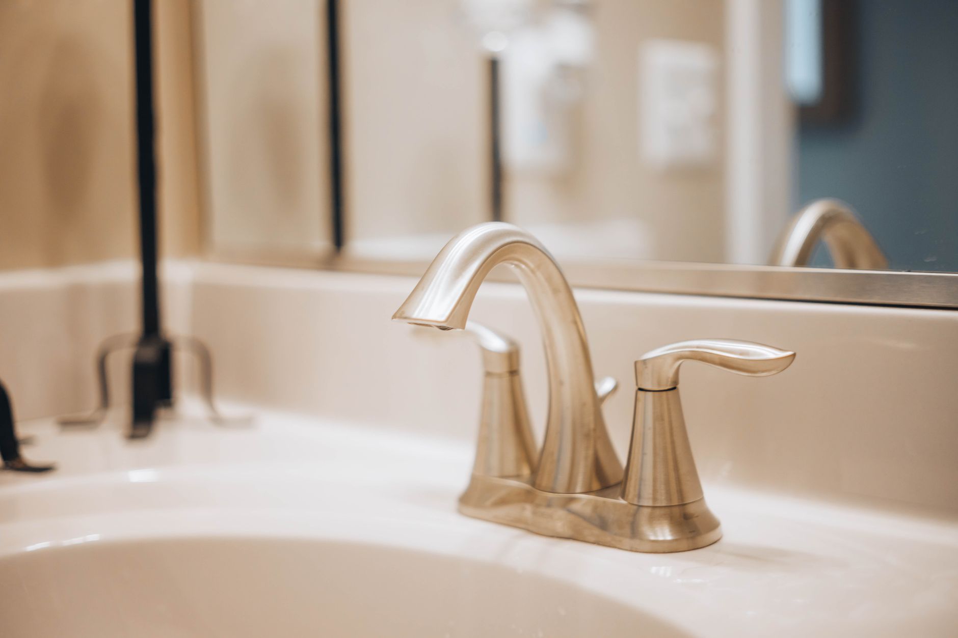 Eau des Toilettes s'Écoule Lentement : Diagnostic et Solutions